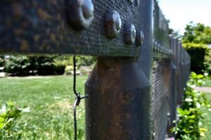 Comment bien choisir ses poteaux pour une clôture rigide de jardin ?